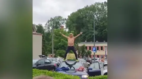 Kontrowersyjna końcówka kampanii. Półnagi radny tańczył na samochodzie